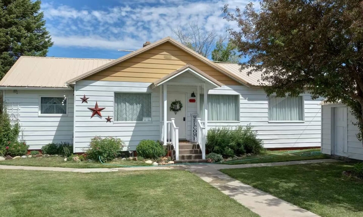 Geneva House | Raspberry House is a farmhouse retreat in Beautiful Georgetown Idaho.