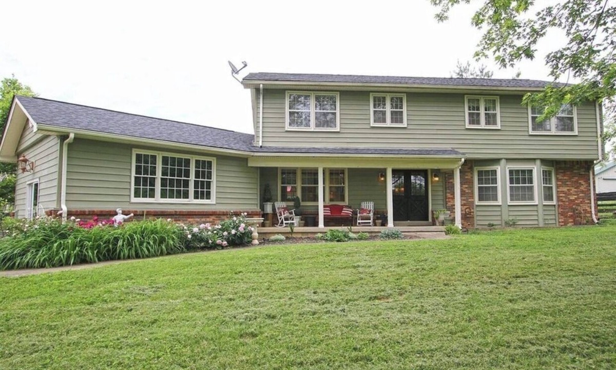 Versailles House | Raven Fox Farm-Country Charm! 5 BR Only 8 miles from Keeneland and BG Airport
