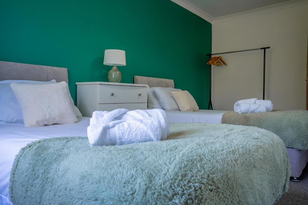Peterborough House | Raymond James Accommodation, sleeps up to 7, free parking, full amenities and garden