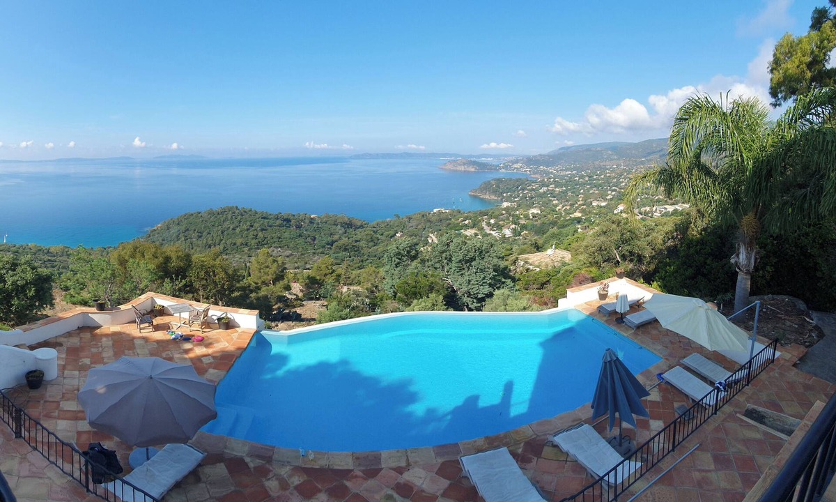 Le Rayol Villa | RayolCanadel ROYAL = 180 ° of the beautiful turquoise Gulf StTropez view, 1km beach. blan