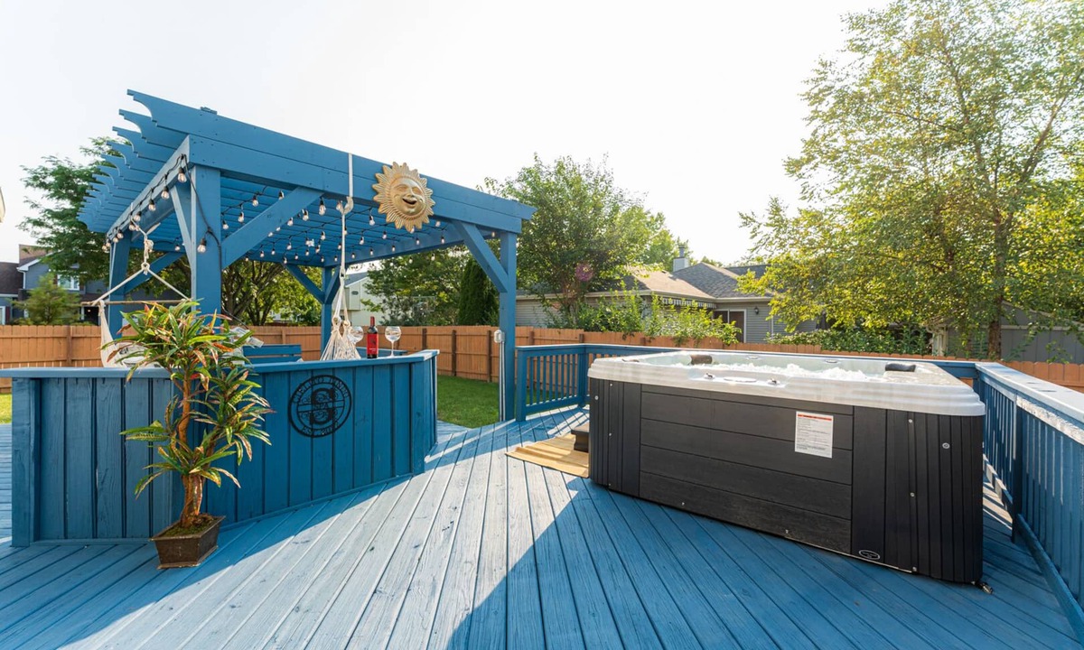 Bolingbrook House | Re-Designed, Cosmos Retreat, King Bed, Hot Tub, WiFi, Large TVs, Spacious & Calm