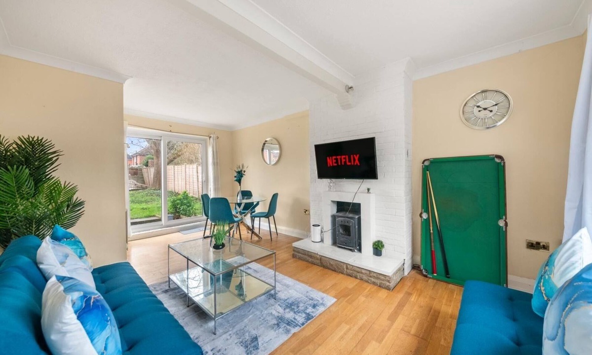 Reading House | Reading Centre for business or leisure with parking.