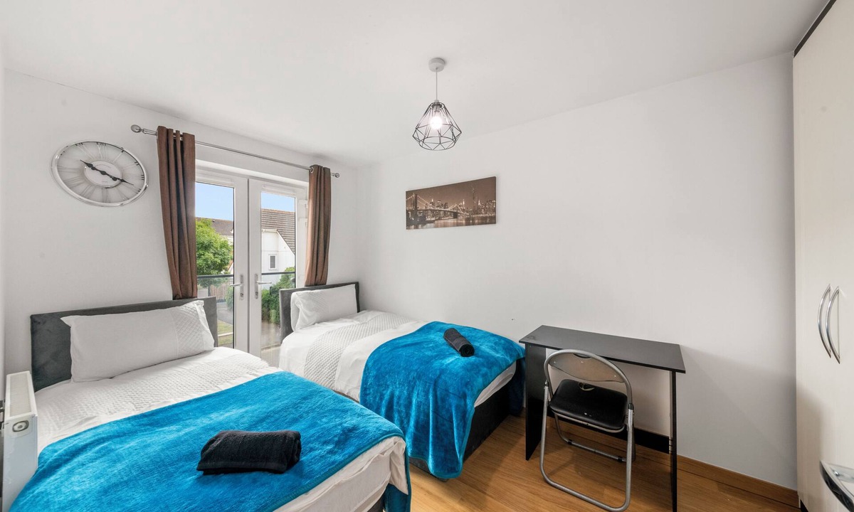 Reading City Centre House | Reading Centre serviced accommodation-Corporate Business Families-Parking
