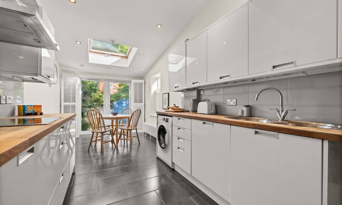 Reading City Centre House | Reading Station - Modern Home w Garden Sleeps 6