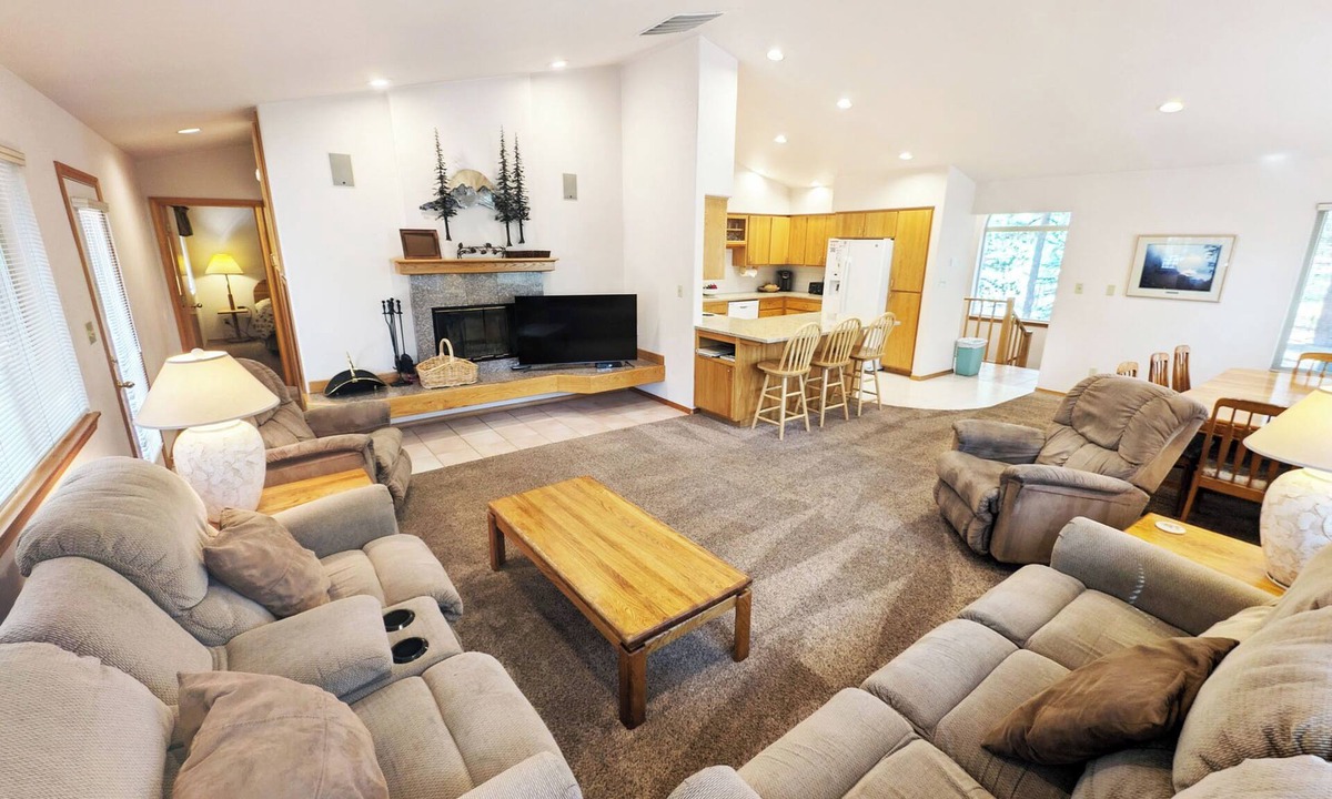 Overlook Park House | Rec Passes, Private Hot Tub, A/C, 2 Primaries and 2 Living Areas, Reverse Living- Mt Hood 13