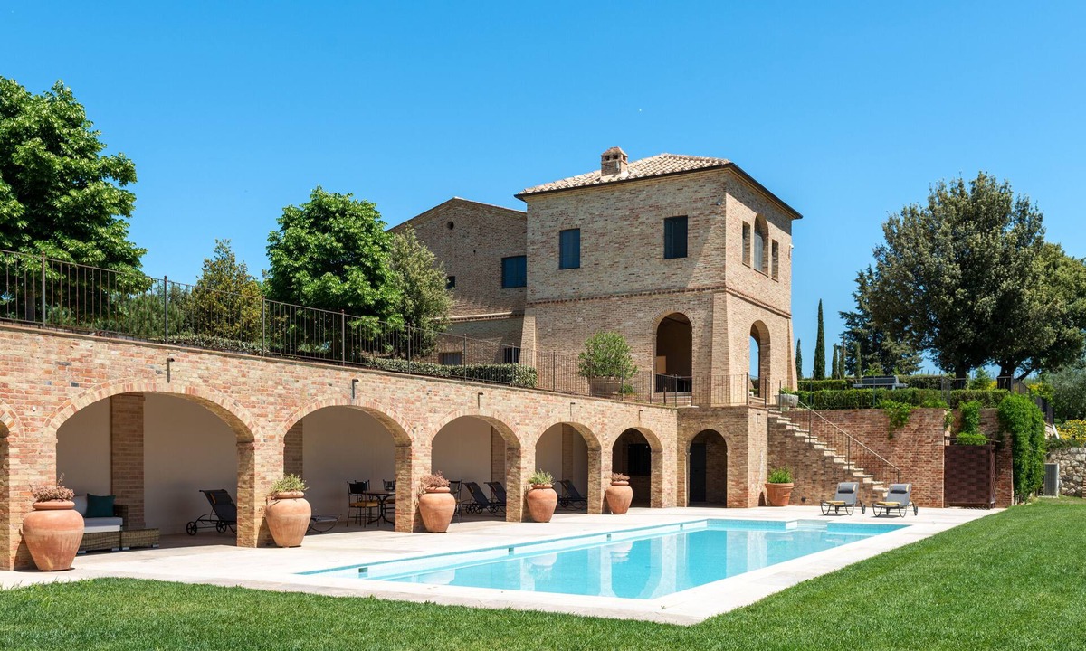 San Giovanni d'Asso Villa | Recently restored Villa in Tuscany, sleeps 12, sw.pool, gym, big garden.