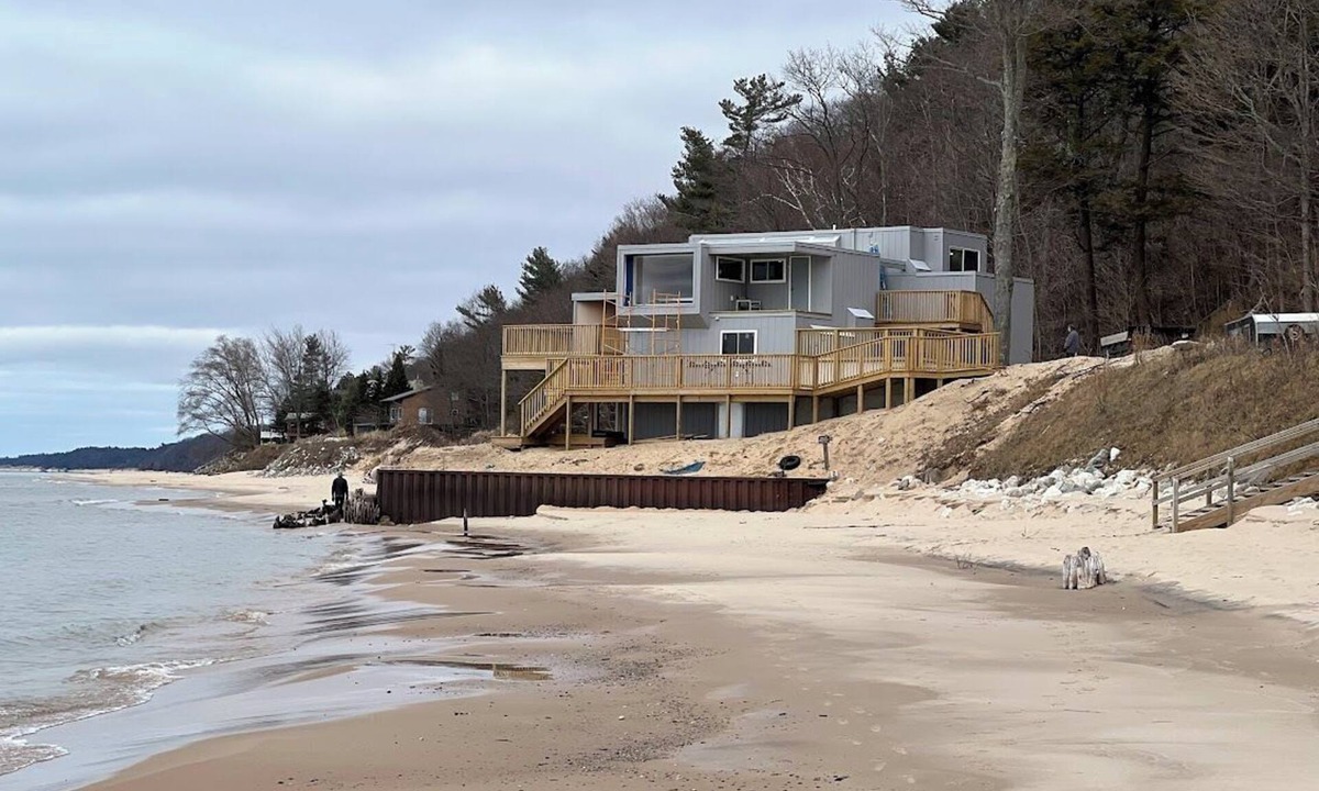 Montague House | Recently renovated fabulous 6-bedroom house in Montague, right on Lake Michigan.