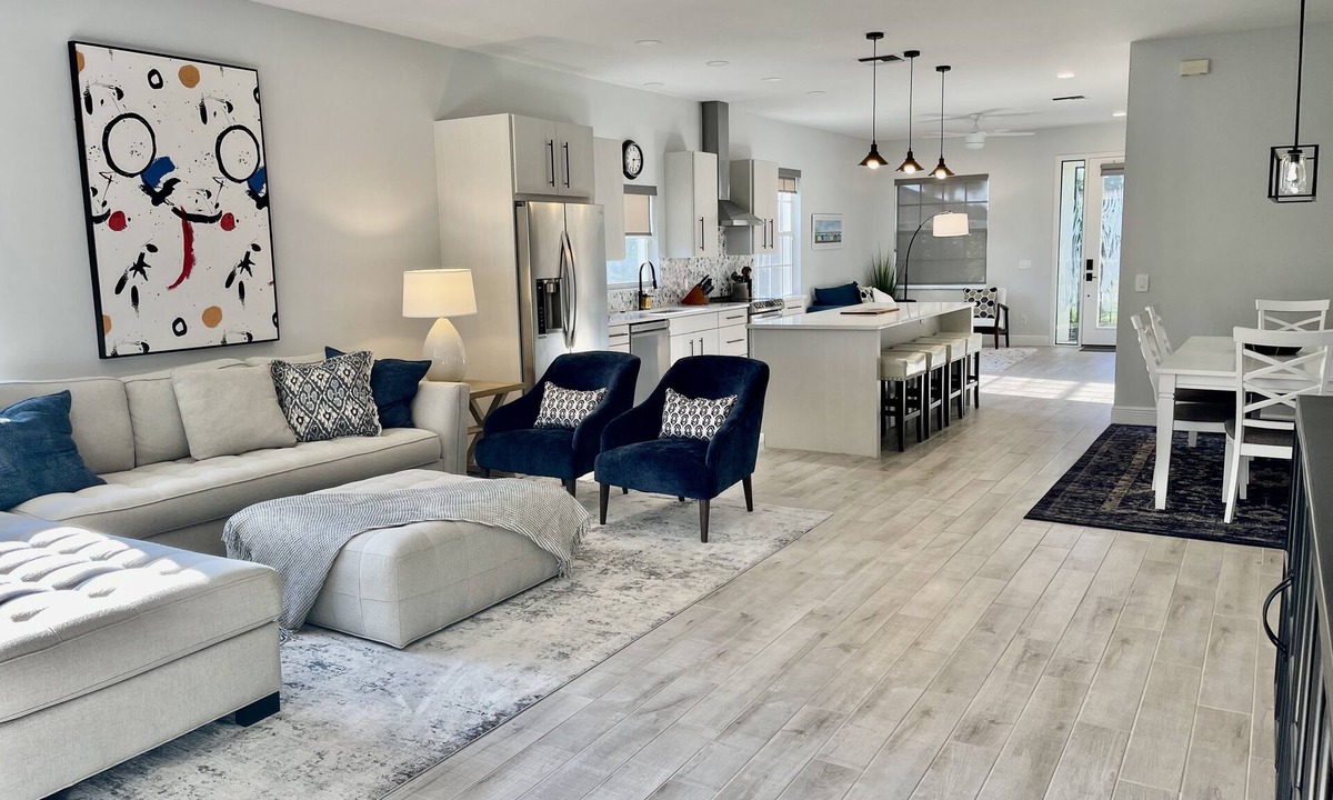 Naples Park House | Recently renovated home in Naples’ Premier 500 Block – Walk to the Beach!