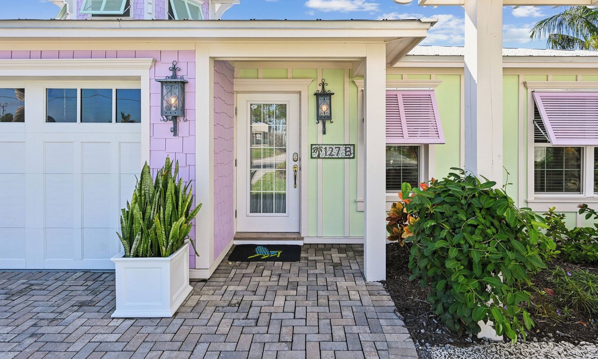 Holmes Beach Cottage | Recently Renovated Luxury Ground Floor Island Home Close to Beach!o Sleeps 4