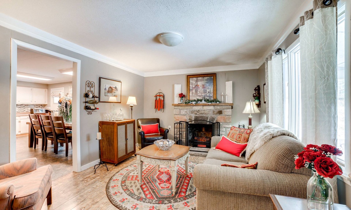 Gray House | Rector Home w/Hot Tub ~ 6 Mi to Ligonier!