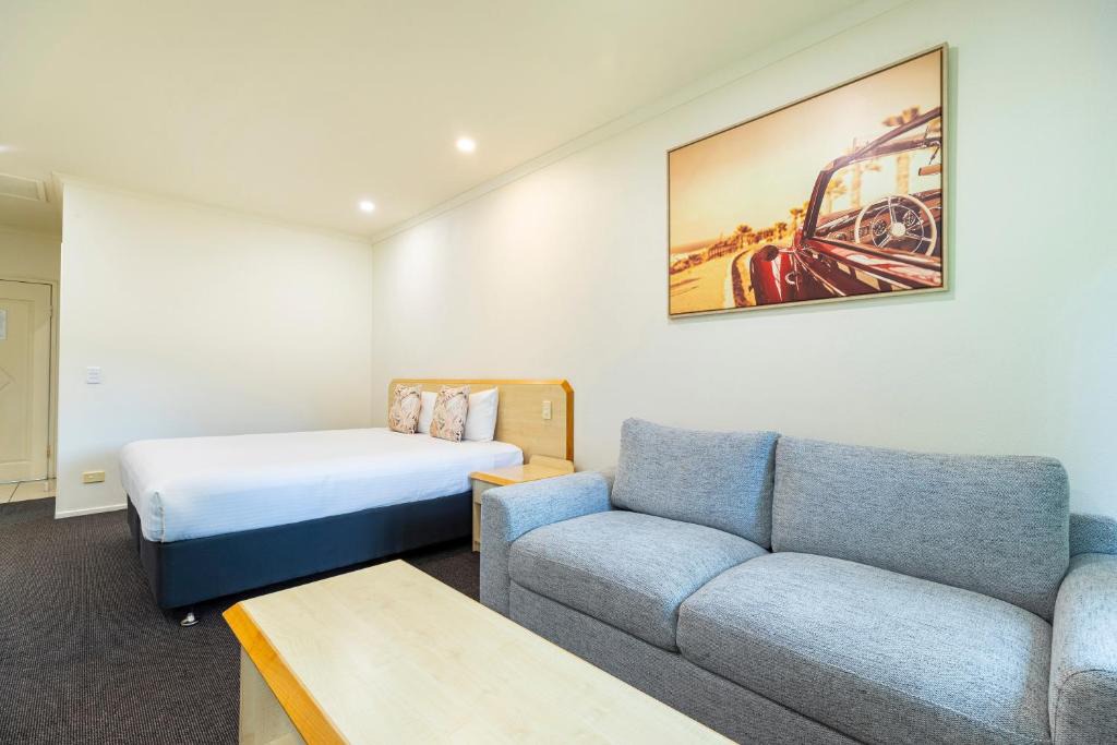 Woombye Hotel | Red Bridge Motor Inn