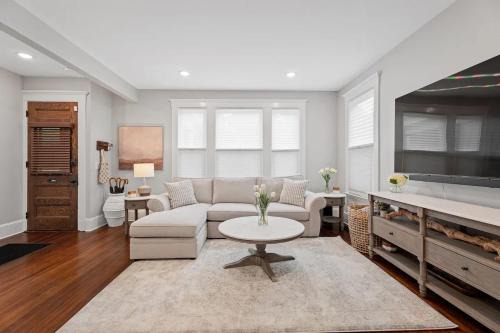 West New Haven Apartment | Red Cross Haven Modern 2BR 2BA Near Yale