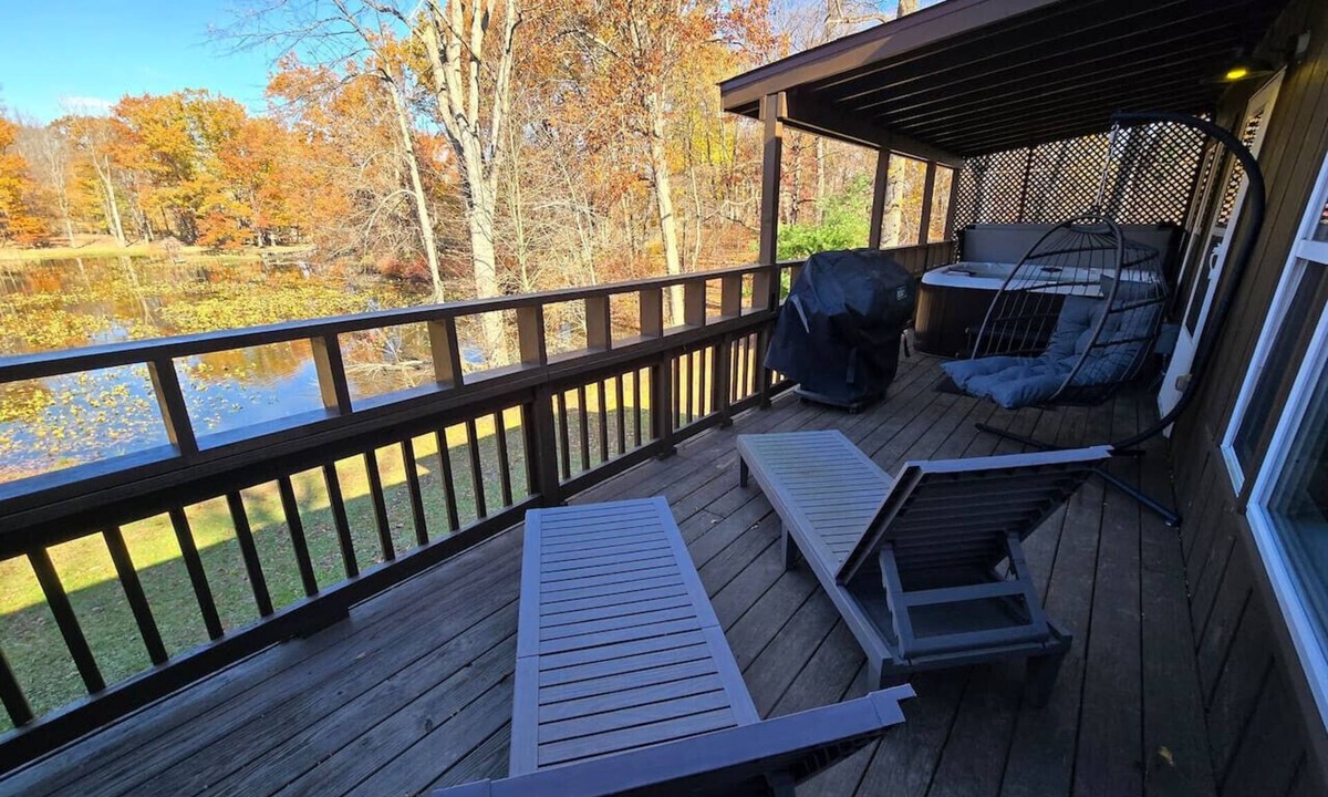 Streetsboro Cabin | Red Fox Run At Heron Hill Retreat Hot Tub on Lake!