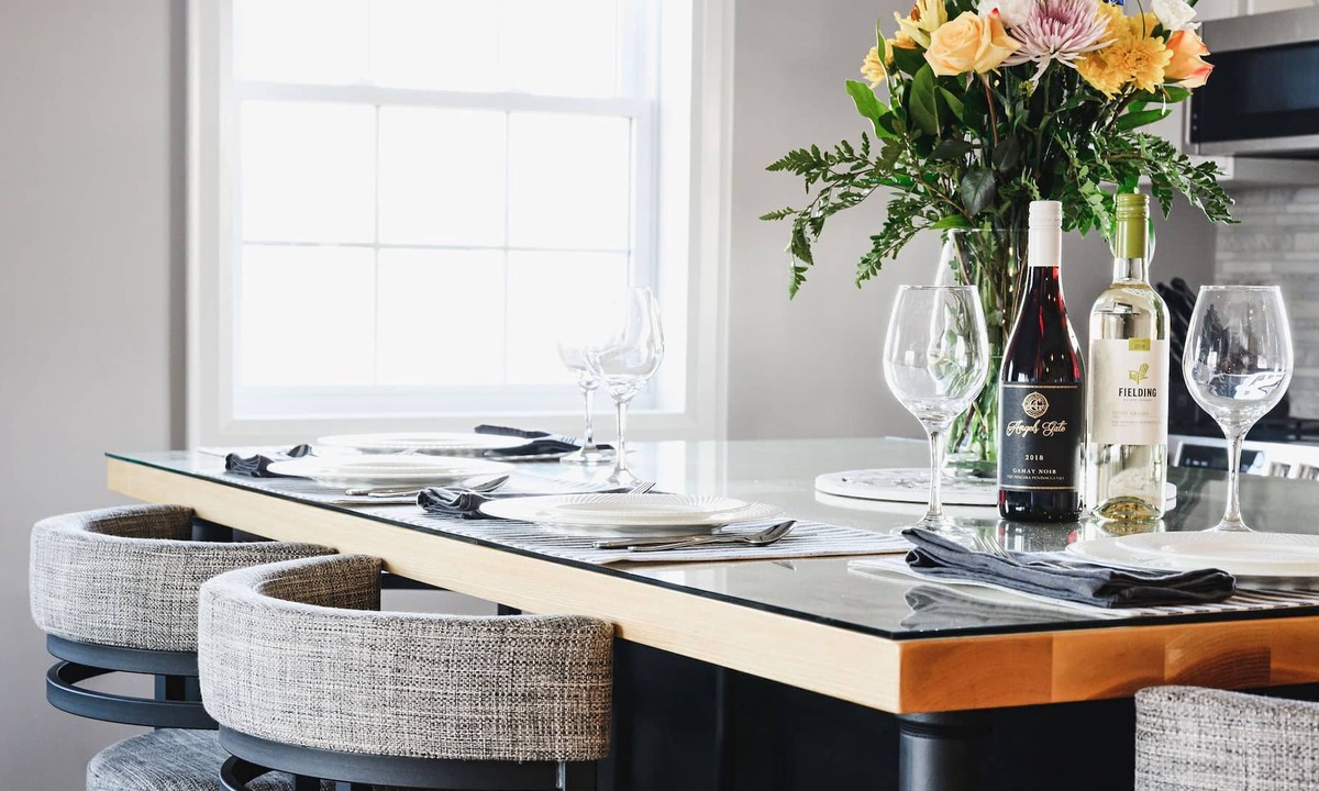 Beamsville House | Red Haven Hideaway is a renovated barn nestled in the Niagara's wine country