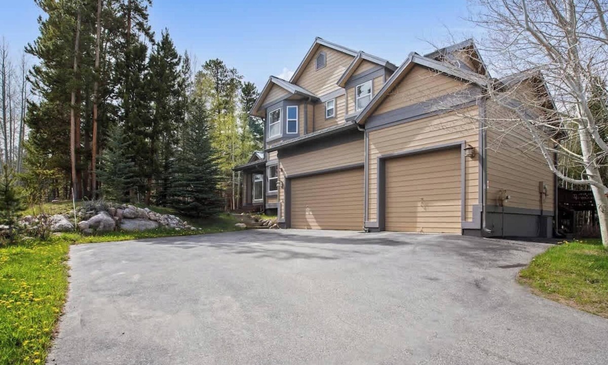 Three Peaks House | Red Hawk Lodge - Mtn Views, Hot Tub, Sauna, AC