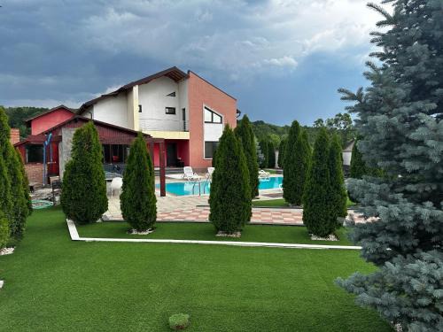 Gura Ocnitei Villa | Red house pool & jacuzzi