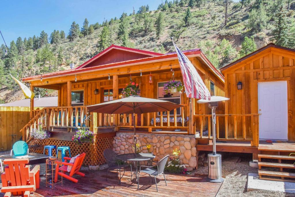 Red River House | Red River Summer Cabin w/Fire Pit & Mtn Views