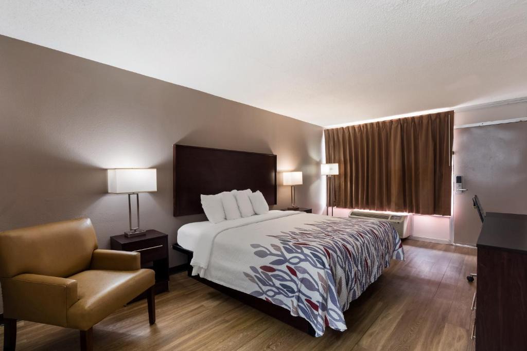 West Columbia Hotel | Red Roof Inn Columbia, SC Airport