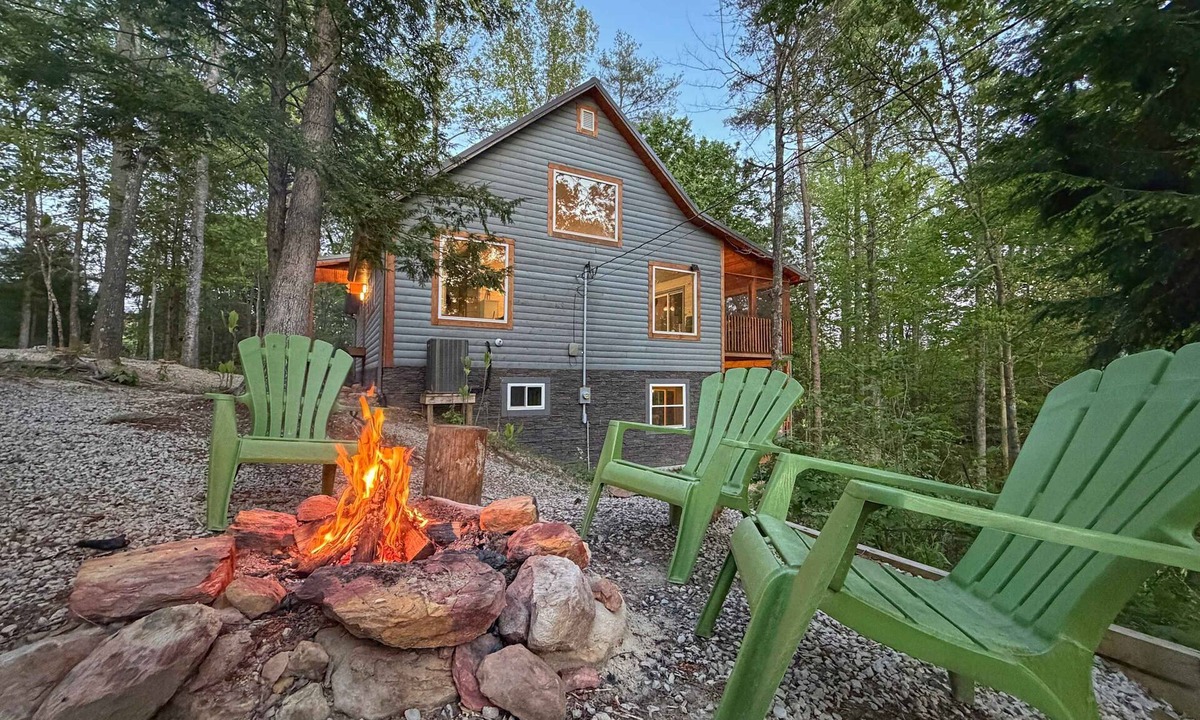 Rogers Cabin | Red Route One - Mega LUX Cabin - Hot Tub - Pool Table - Central Location