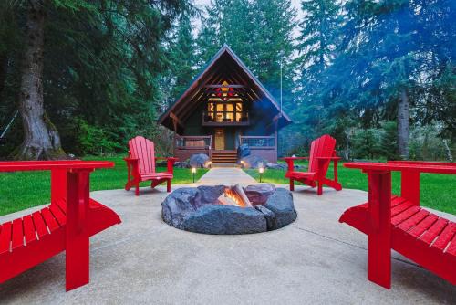 Ashford Ski Chalet | Red Tail Rendezvous A-Frame Cabin Hot Tub Near Mt Rainier