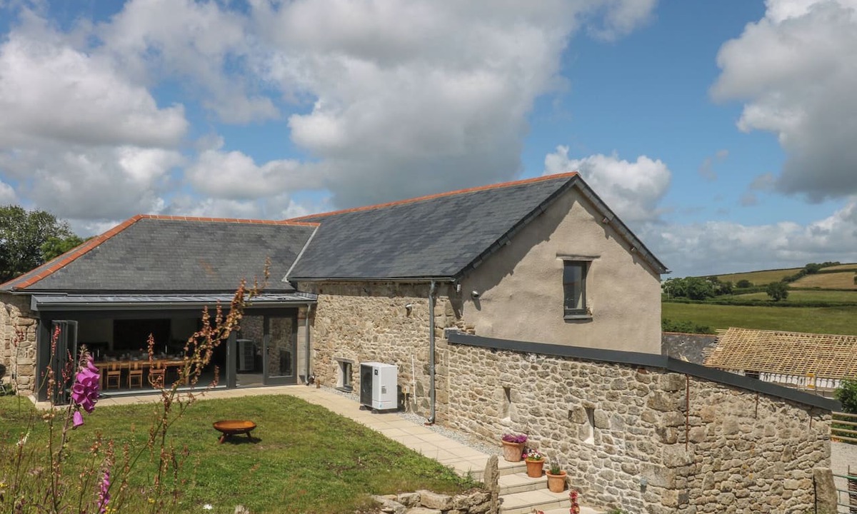 Sticklepath Cottage | REDDAWAY THRESHING BARN, pet friendly, with hot tub in Okehampton