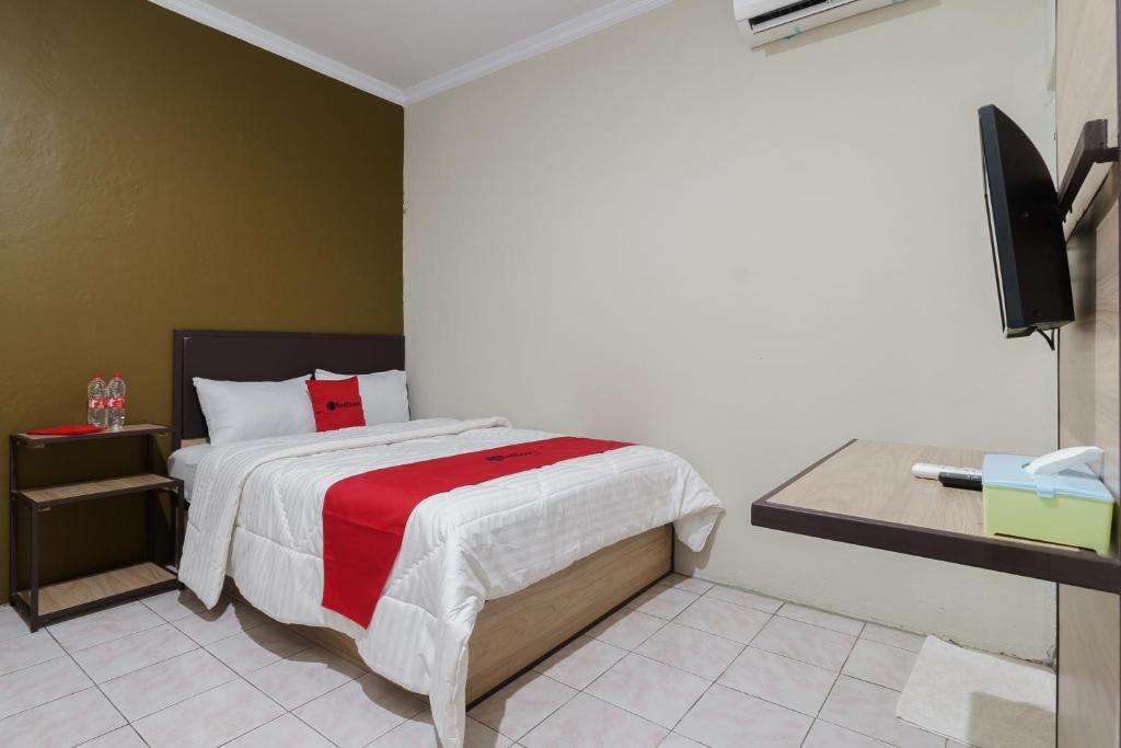 Karawang House | RedDoorz near Cikampek Mall Karawang