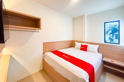 Java Hotel | RedDoorz near Exit Toll PIK 2