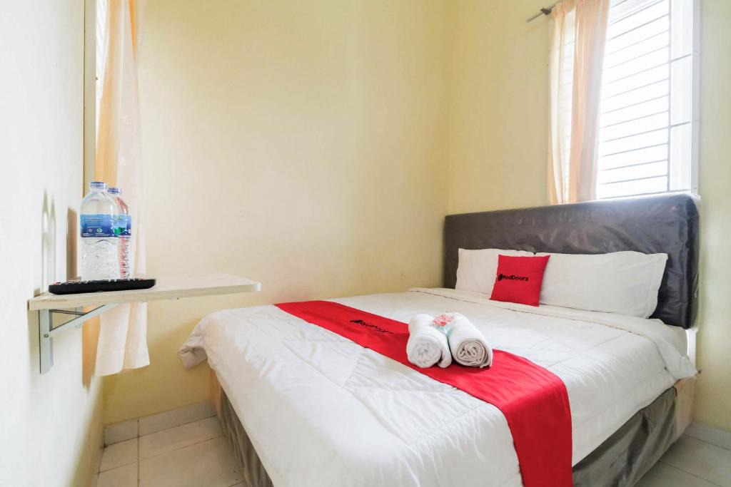 Palembang Hotel | RedDoorz near OPI Mall Palembang 2