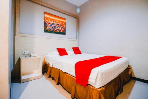 Biringkanya Hotel | RedDoorz Plus near Sultan Hasanuddin Airport