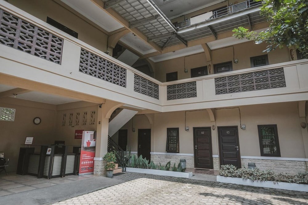 Jambi Hotel | RedDoorz Syariah Near Jamtos Jambi 2