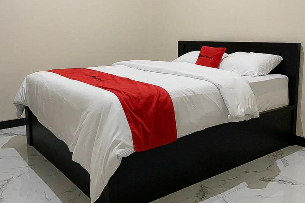 Pati Hotel | RedDoorz Syariah near Kawasan Simpang Lima Pati