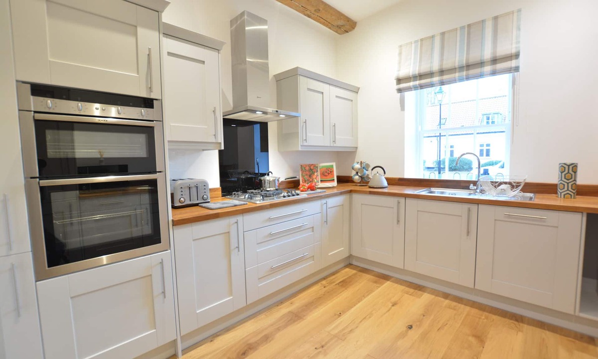 Blythburgh Cottage | REDSHANKS, BLYTHVIEW, family friendly, with pool in Southwold