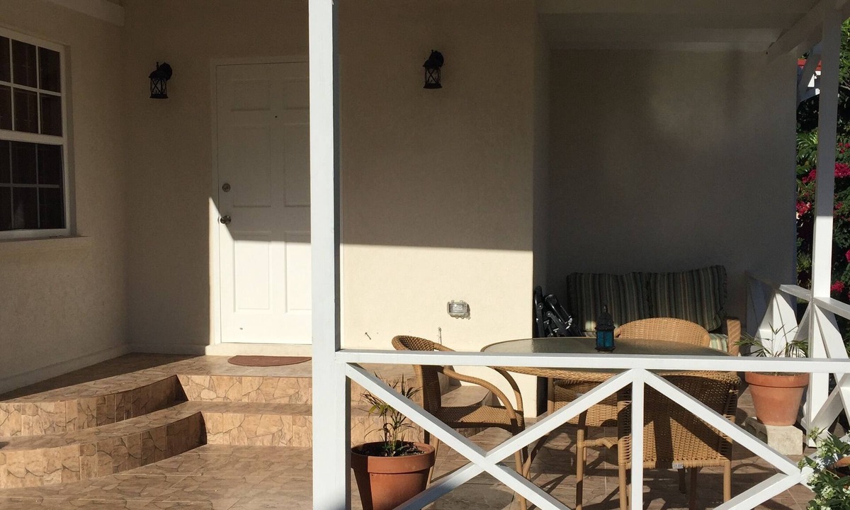Sunset Crest Apartment | REDUCED RATE: Modern,Spacious,Unbeatable Location, close to amenities,SUPER HOST