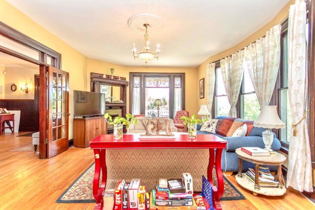 Niagara Falls Bed & Breakfast | Redwood Bed and Breakfast