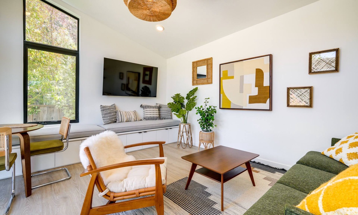 Roosevelt House | Redwood City Escape with Big-Screen TV!