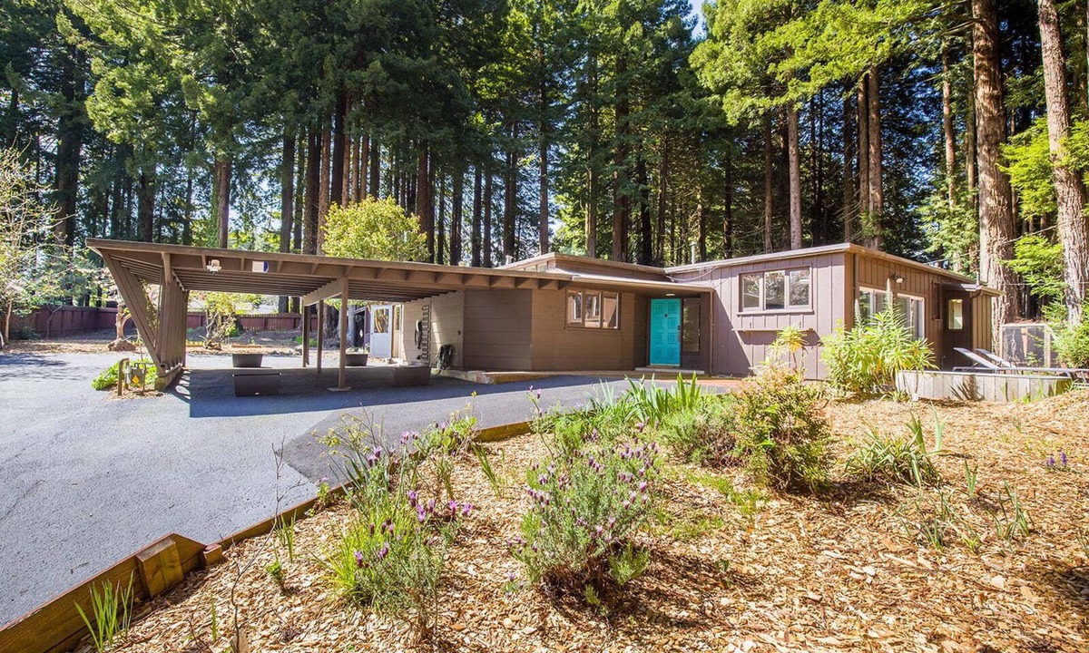 Eureka House | 🌲Redwood Retro- Charming and Elegant Home with Vintage Charm Surrounded by Redwoods🌲✌️