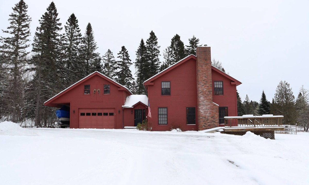 Rangeley House | Reef's Rangeley Lodge - great amenities, including hot tub!