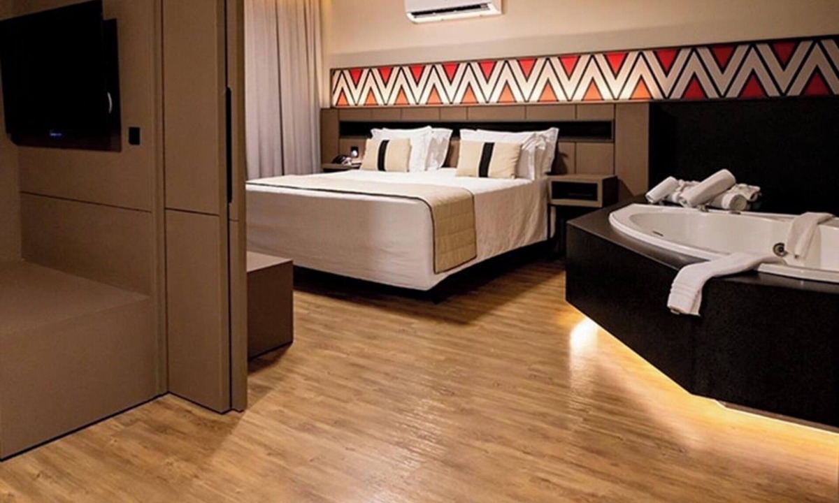 Foz do Iguacu Hotel | Refined Master Stay | Free Breakfast, Pool Bar & 5 mi to Three Borders