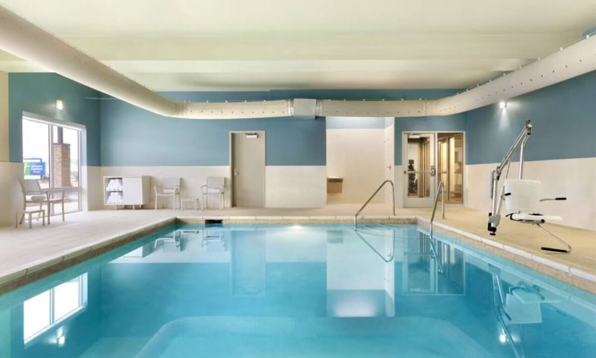 Roselawn Finance Hotel | Refined Room Perfect for Couples Exploring Local Attractions in Cincinnati