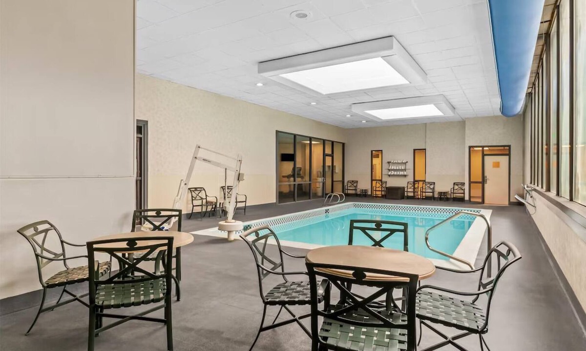 Cheyenne Hotel | Refreshed Space | Deluxe 2 Room King Suite Near Scenic Cheyenne Botanic Gardens