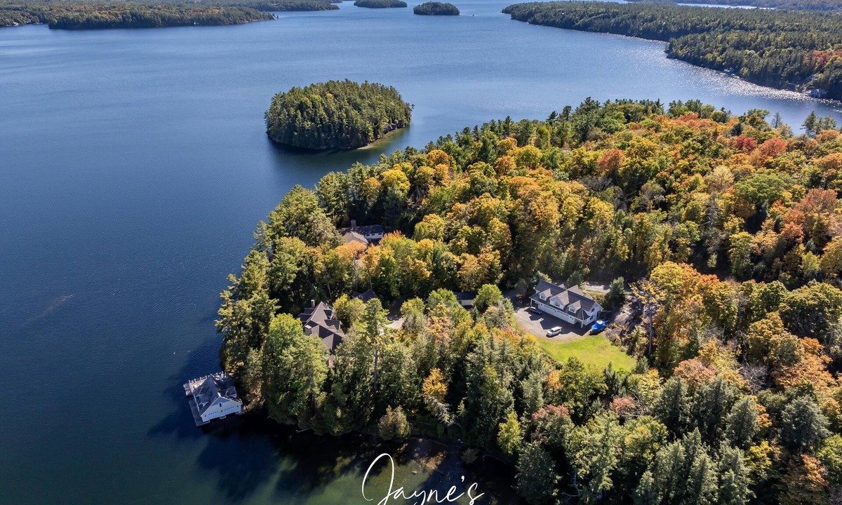Seguin Cottage | Regal 9 bed 6 bath Cottage + Boathouse + Coachhouse on Lake Joe!