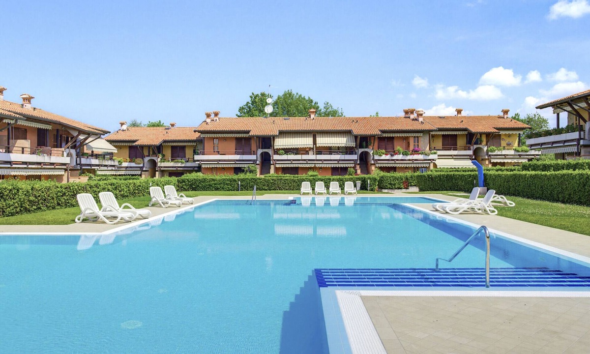 Montioni Apartment | Regarda - appartment "Iris" in complex with swimming pool very close to the Lazise city centre