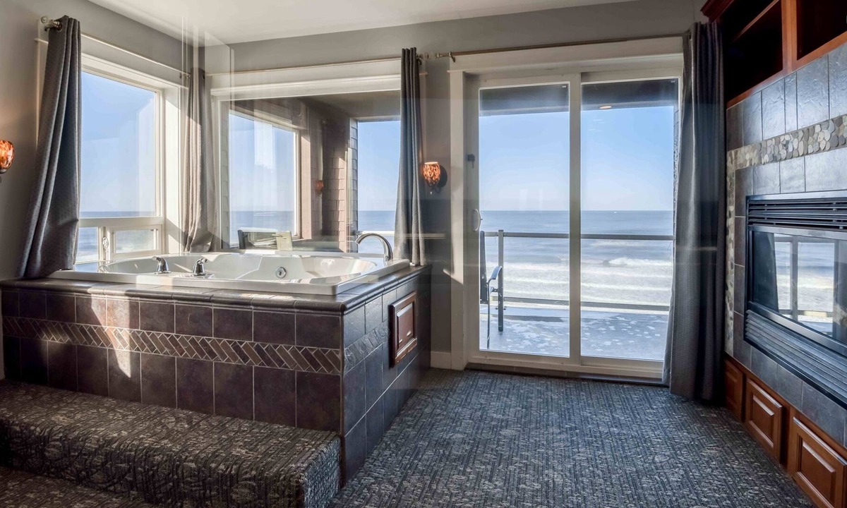 Nelscott Apartment | Regatta Suite Olivia Beach Oceanfront Manor