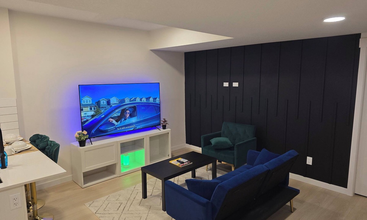 Southwest Edmonton House | Reignare suites