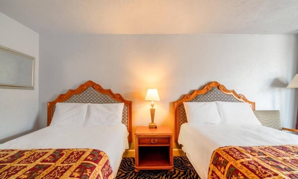 Lawton Hotel | Relax After Sightseeing in King Room w/Seasonal Pool Near Wichita Mountains