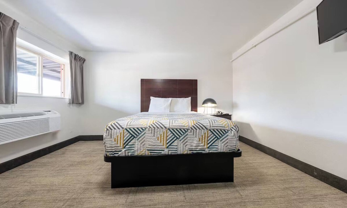 Hollywood District Hotel | Relax and Explore from Ideal Budget Room in Portland