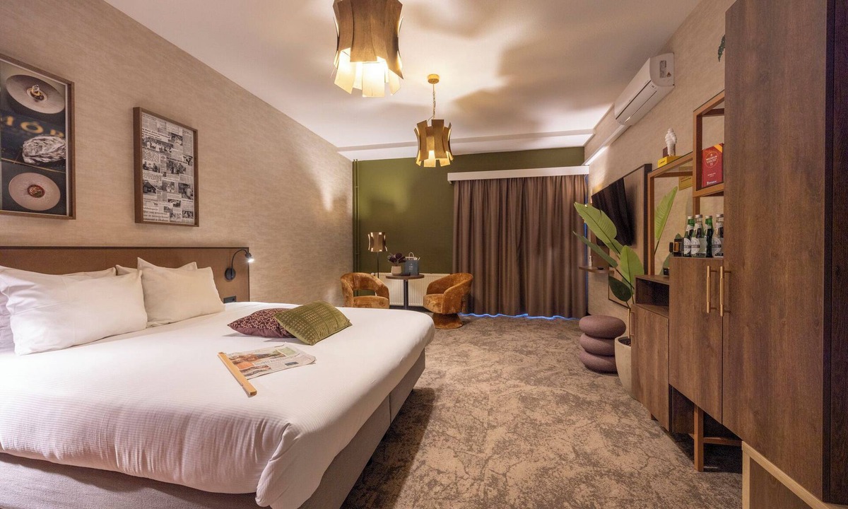 Heelsum Apartment | Relax and Unwind: Cycling Nearby, Game Room, Indoor Pool, Trails & Free Parking