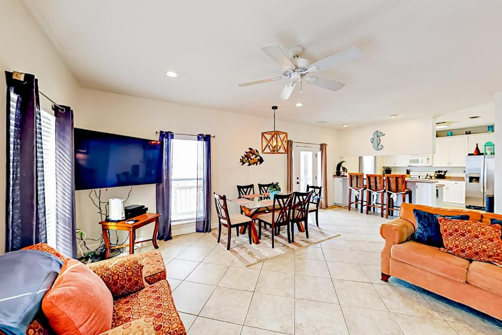 Fort Morgan Pines House | Relax by the Bay