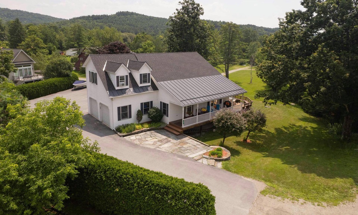 Crystal Beach House | Relax by "The Water's Edge" & enjoy amazing views and year round fun! 3BR/2.5BA