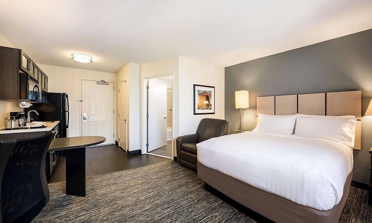 Brentwood Hotel | Relax, Cook & Explore – Perfect for Extended Stays